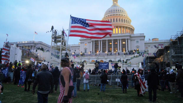 United_States_Capitol_outside_protesters_with_US_flag_20210106