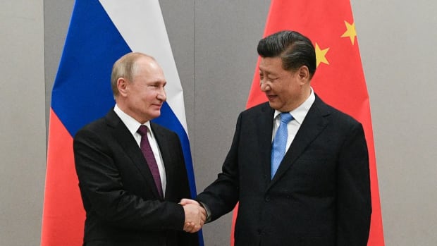 Chinese President Shakes Hands with Russian President