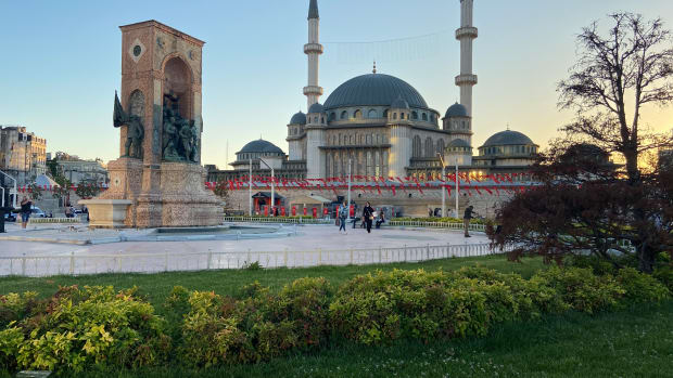 Taksim_monument_and_mosque