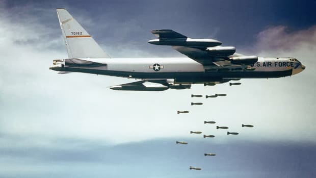 Boeing_B-52_dropping_bombs