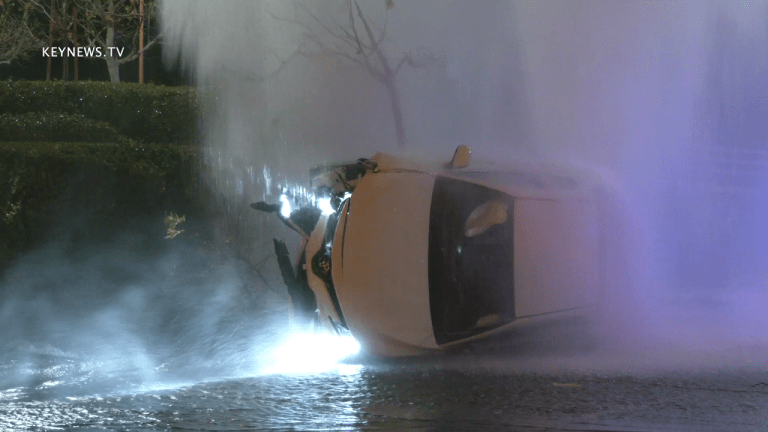Vehicle Rollover Crash into Fire Hydrant in Valencia