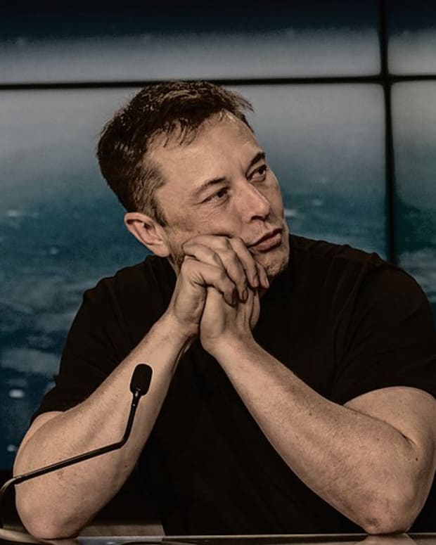 800px-Elon_Musk_at_a_Press_Conference