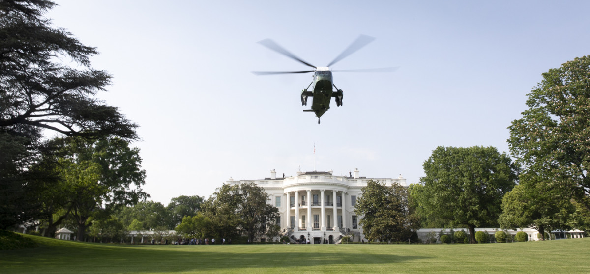 Marine One Helicopter over White House, https://commons.wikimedia.org/wiki/File:Marine_One_above_White_House_lawn.jpg