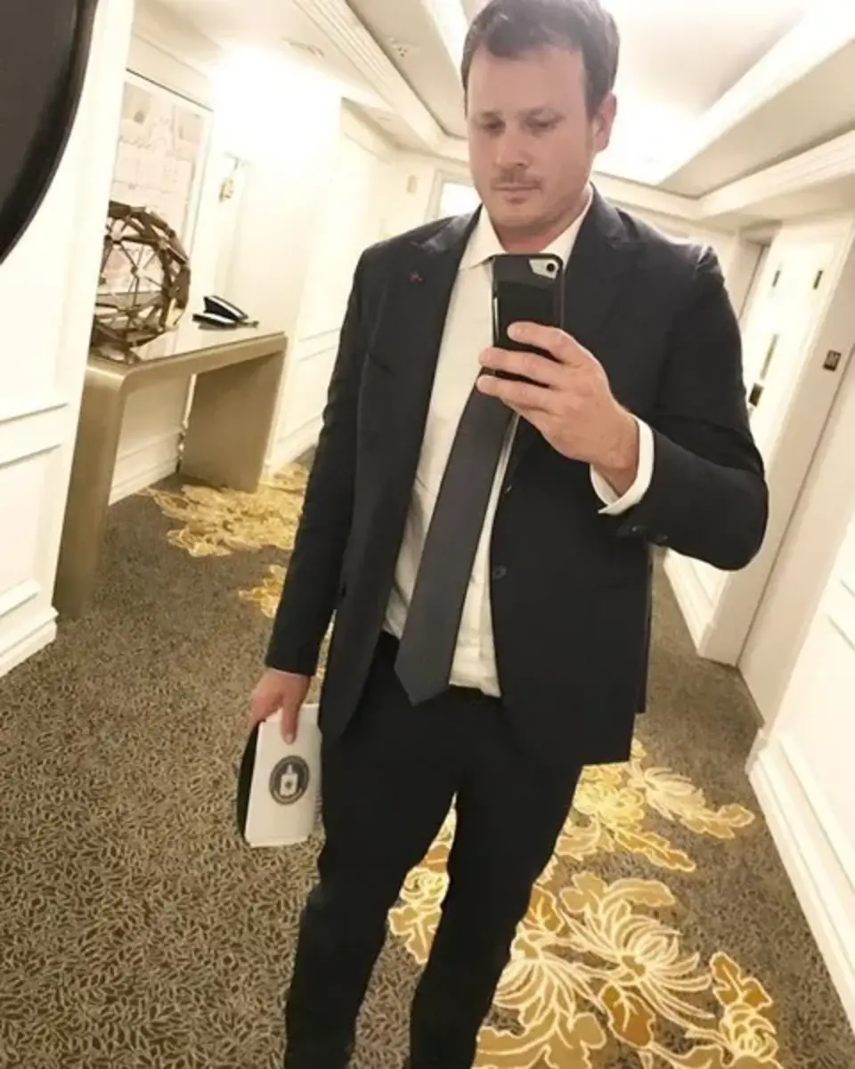 Tom DeLonge’s selfie in the halls of power