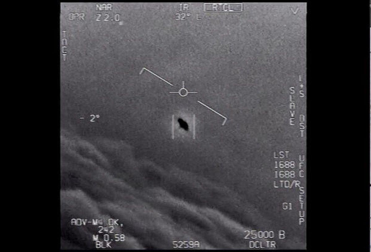 "Gimbal" UFO (or flare from a conventional jet engine) captured by an F/A-18 off the coast of Florida in 2015